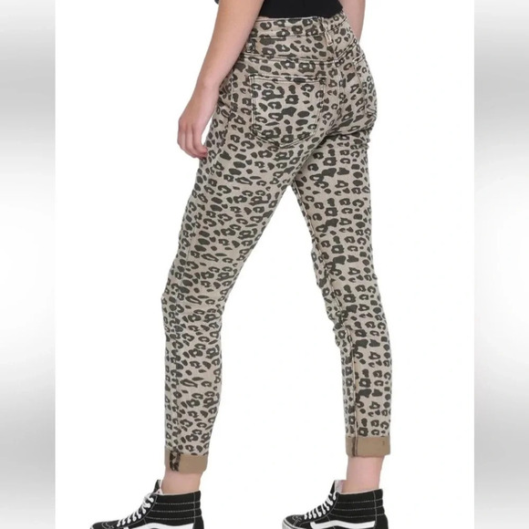 Almost Famous Animal Print Leopard Print Mid Rise Skinny Jeans Size 5 A2 - Picture 16 of 16